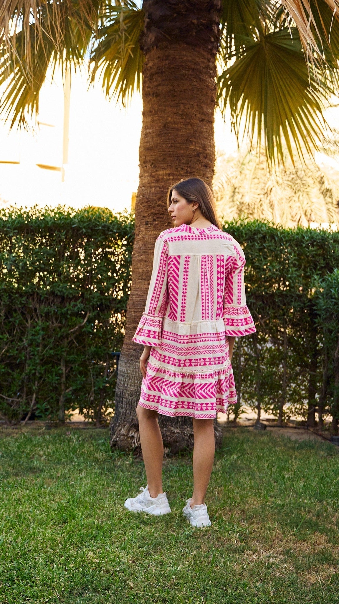 فستان صيفي قصير باللون الوردي النيون