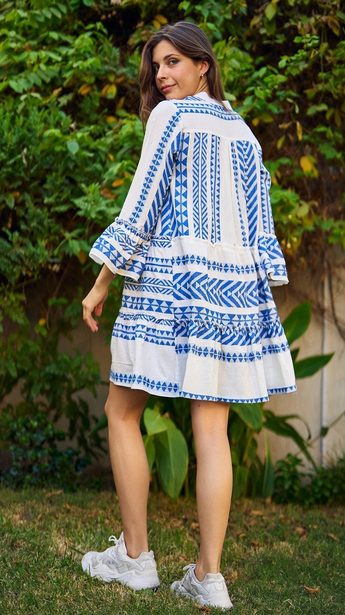 فستان صيفي قصير باللون الأزرق الداكن