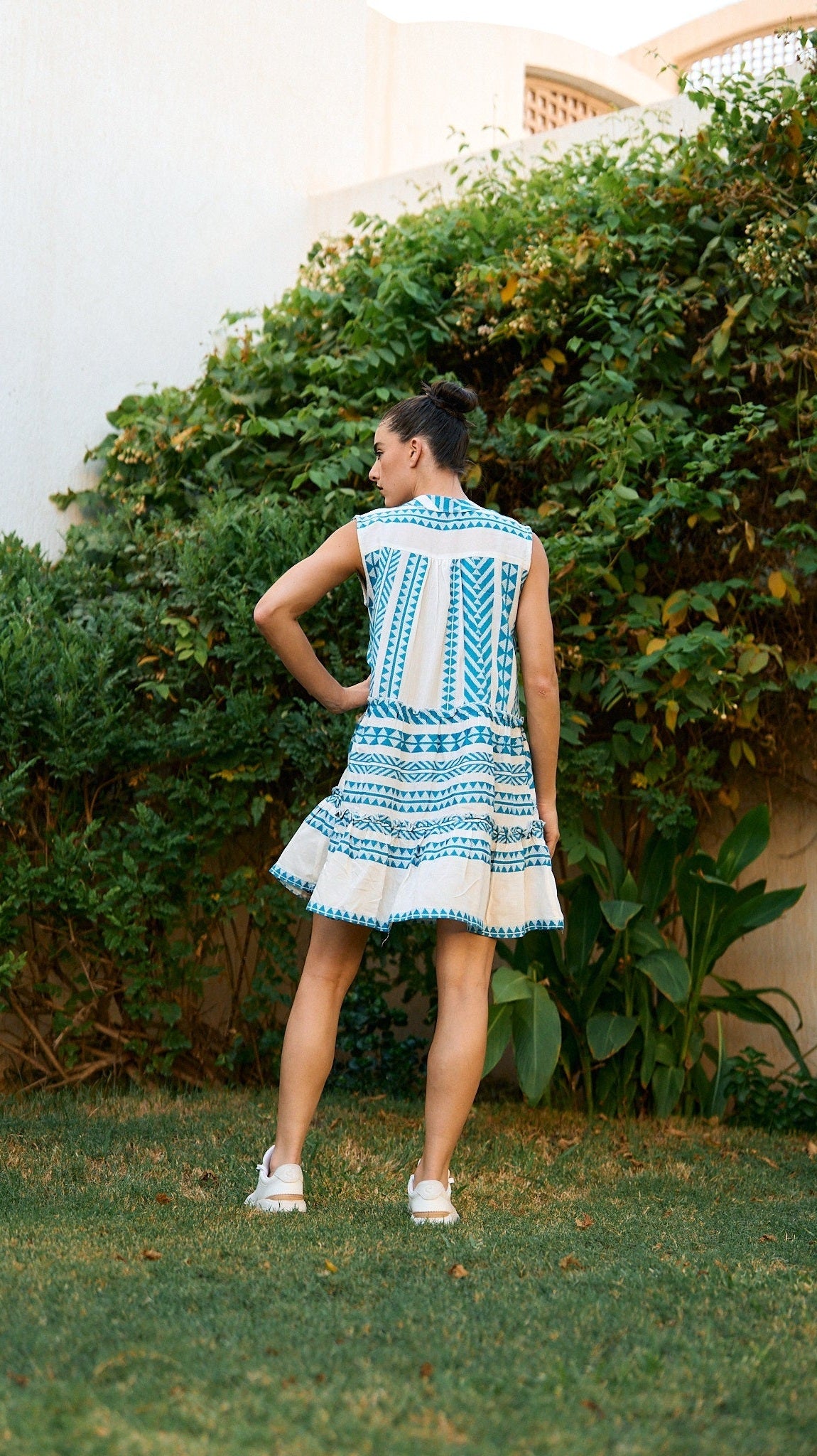 فستان صيفي قصير باللون الأزرق بدون أكمام