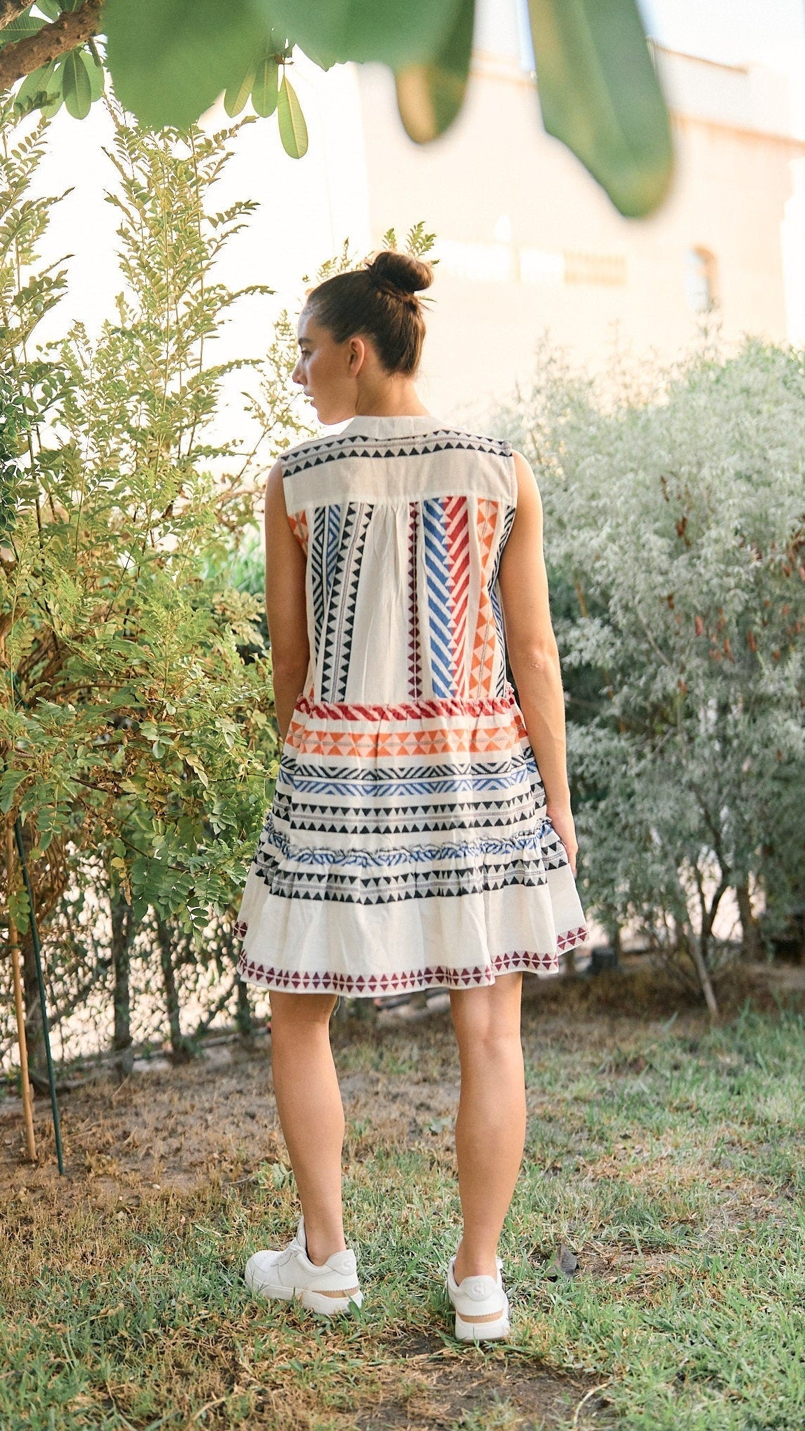 فستان صيفي متعدد الألوان بدون أكمام