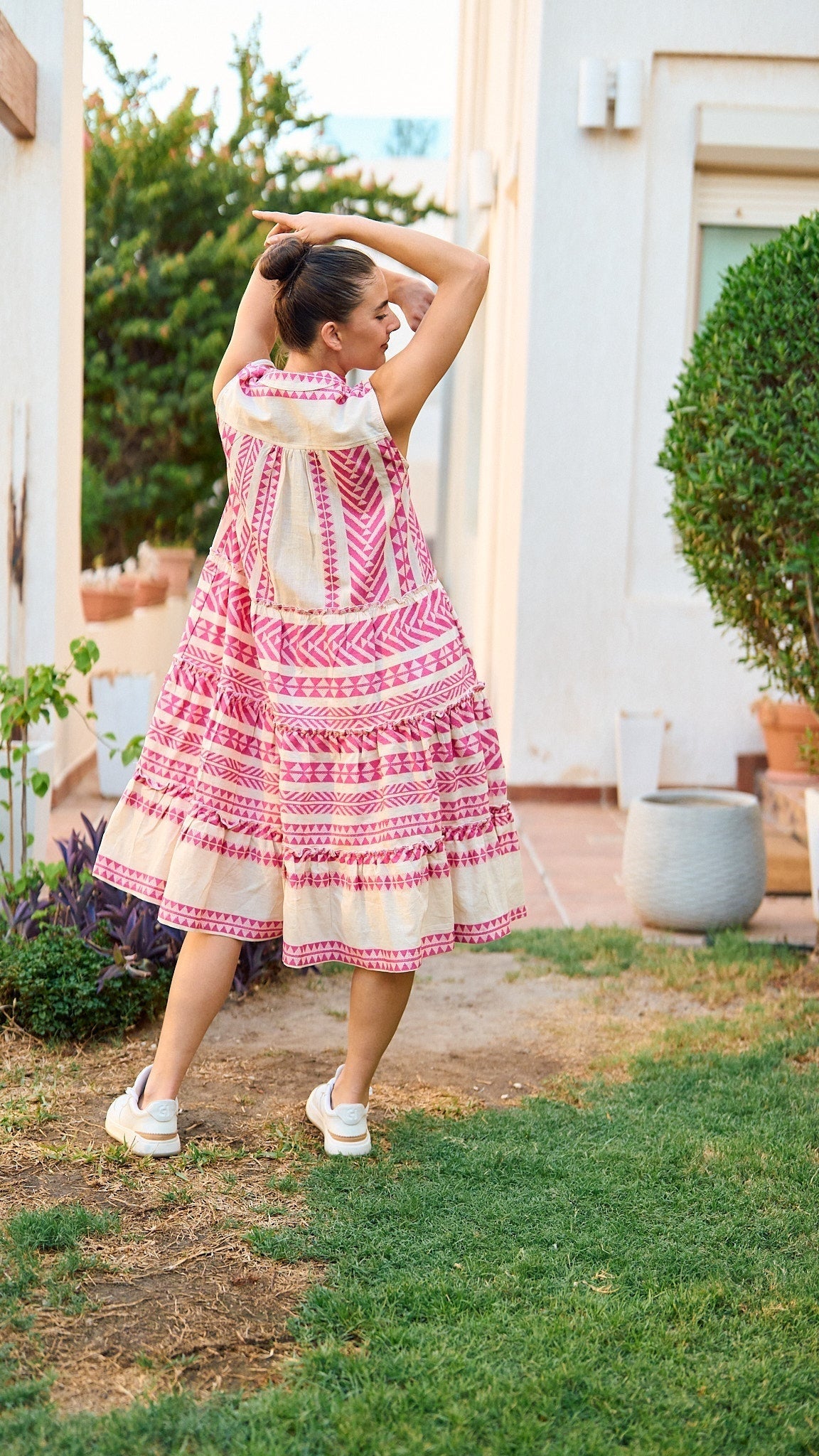 فستان صيفي متوسط الطول بدون أكمام باللون الوردي