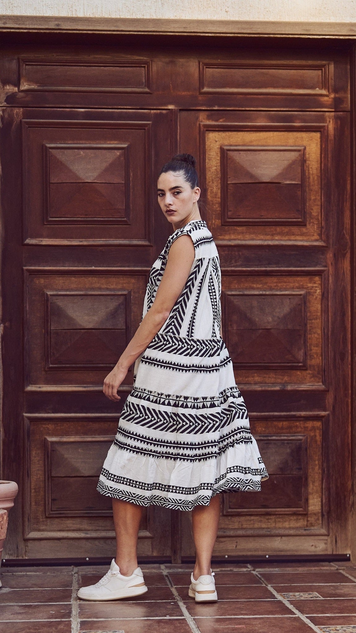 فستان صيفي أسود متوسط الطول بدون أكمام