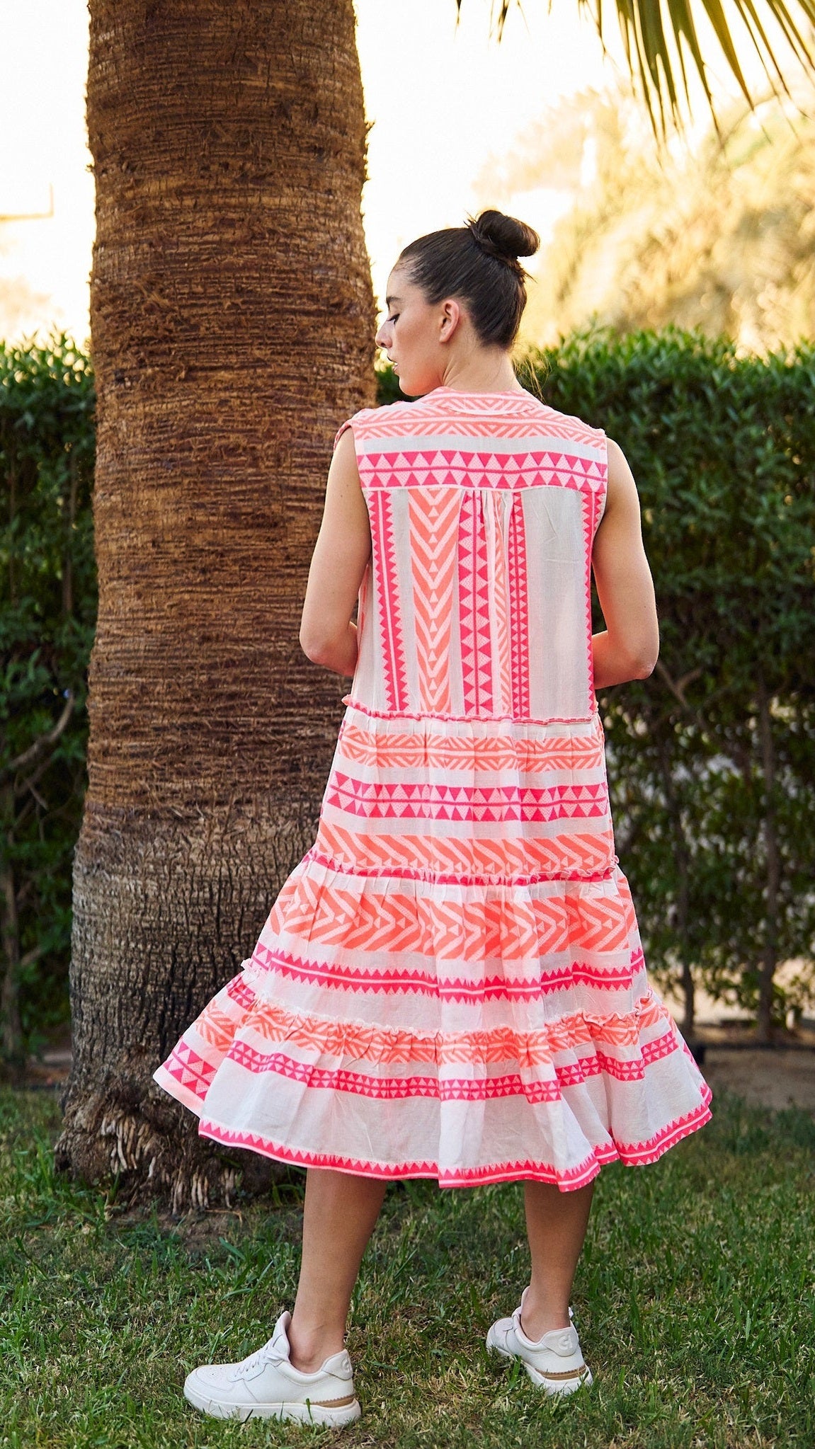 فستان صيفي بدون أكمام باللون الوردي والبرتقالي