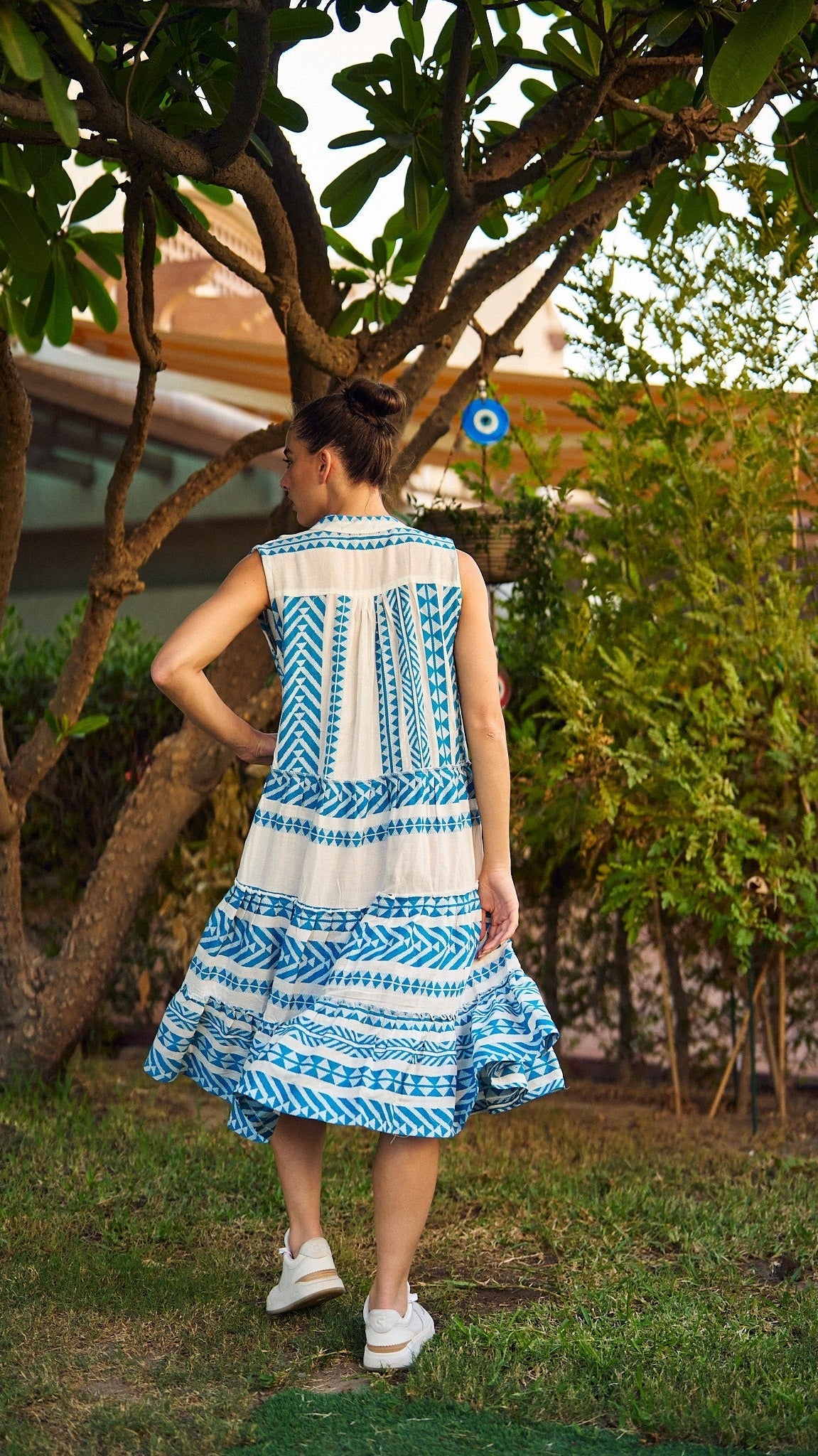 فستان صيفي بدون أكمام باللون الأزرق