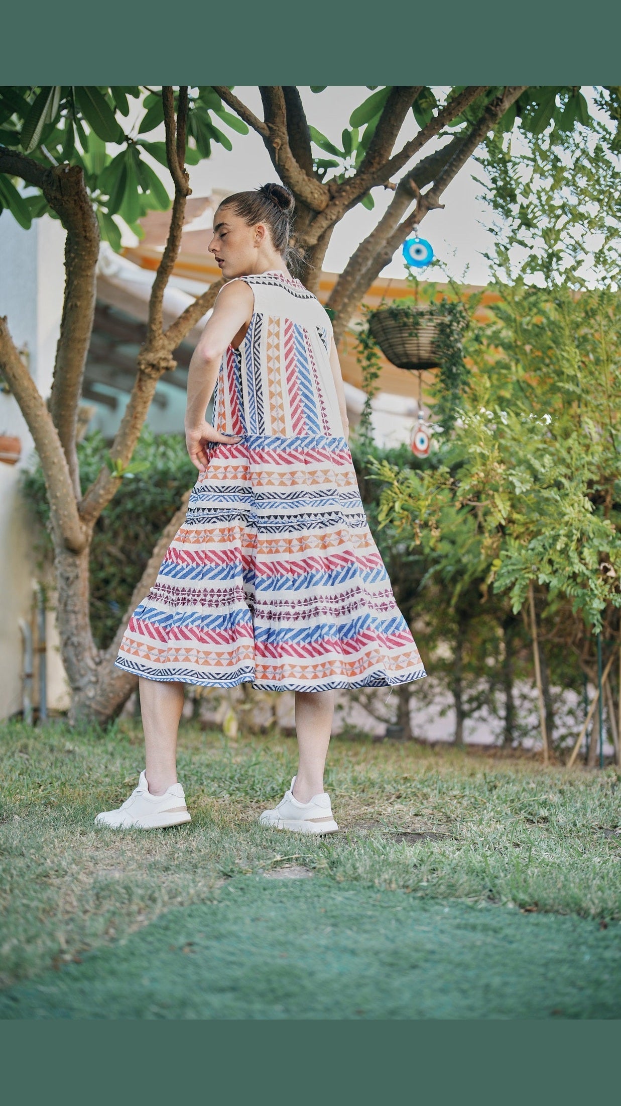 فستان صيفي متوسط الطول متعدد الألوان بدون أكمام