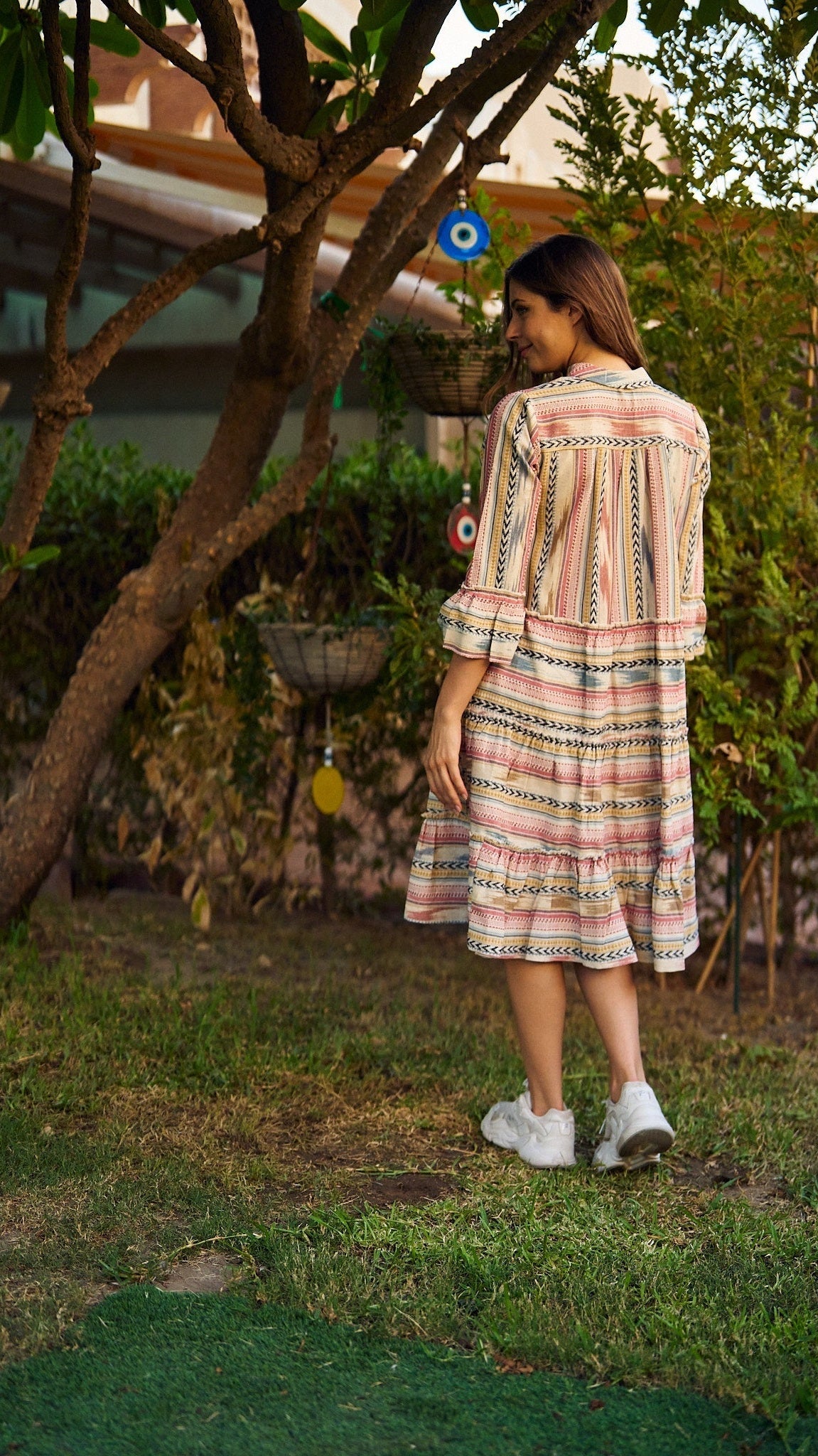 فستان صيفي متعدد الألوان متوسط الطول