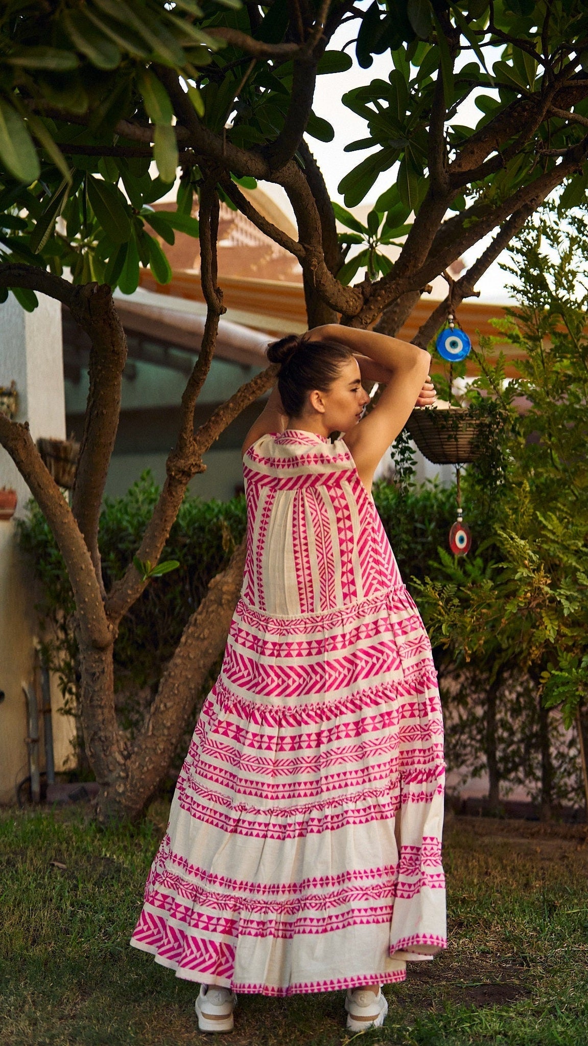 فستان صيفي ماكسي وردي بدون أكمام