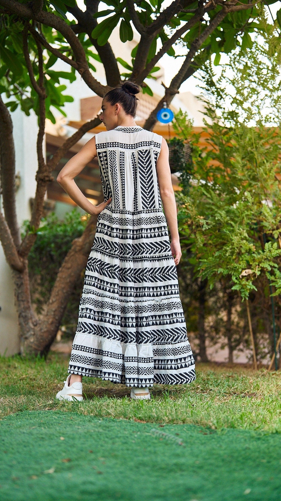 فستان ماكسي صيفي بدون أكمام باللون الأسود