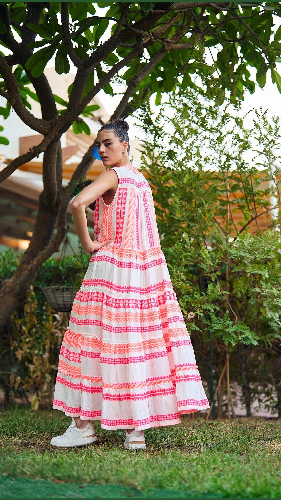 فستان صيفي ماكسي بدون أكمام باللون الوردي والبرتقالي