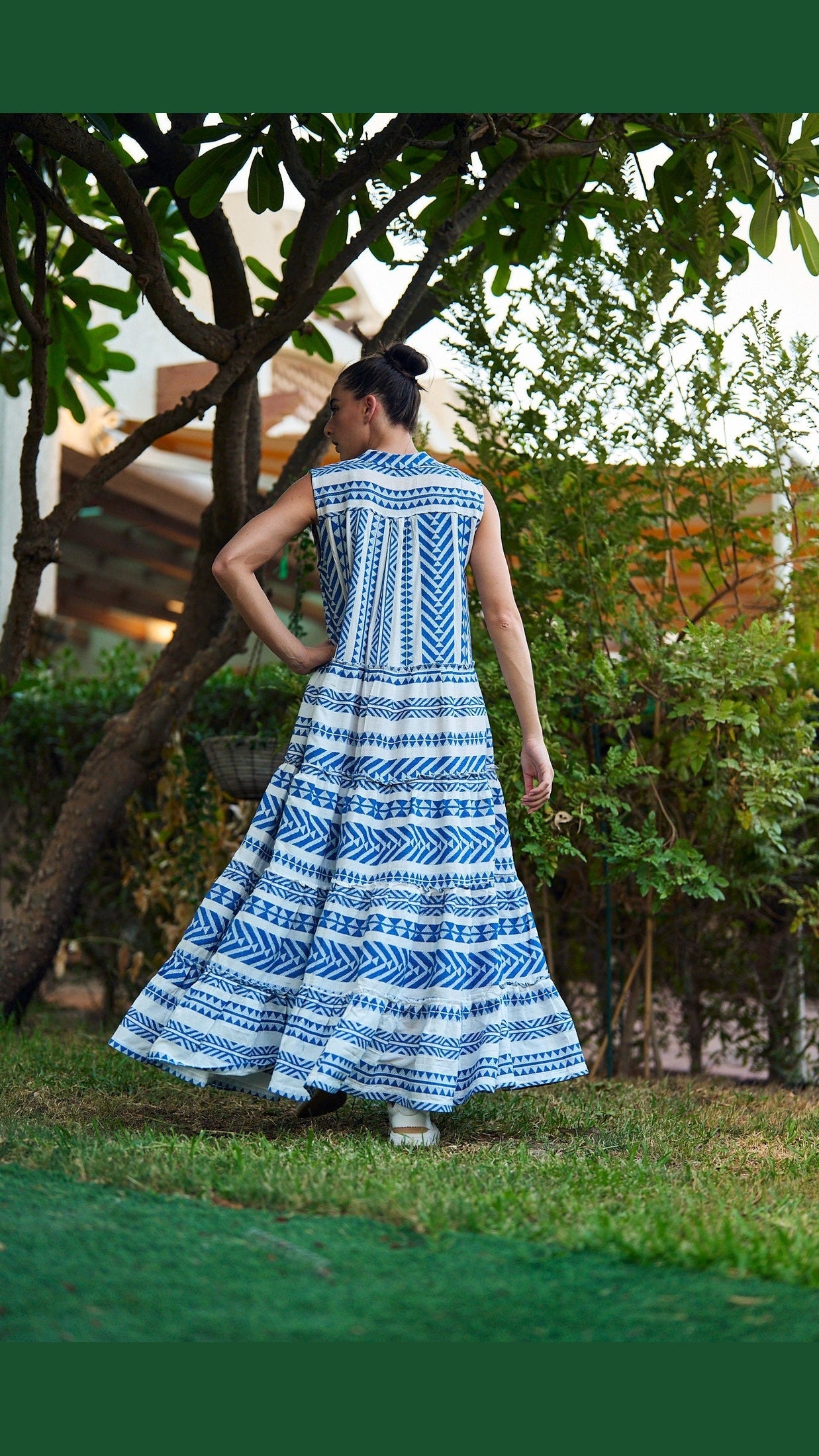 فستان ماكسي صيفي بدون أكمام باللون الأزرق