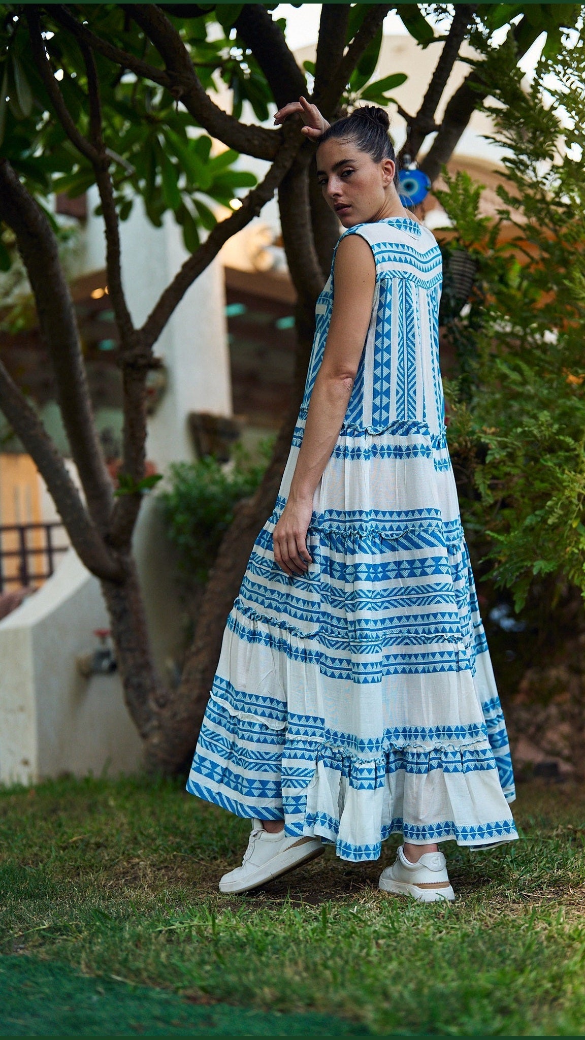 فستان صيفي ماكسي بدون أكمام باللون الأزرق الفاتح