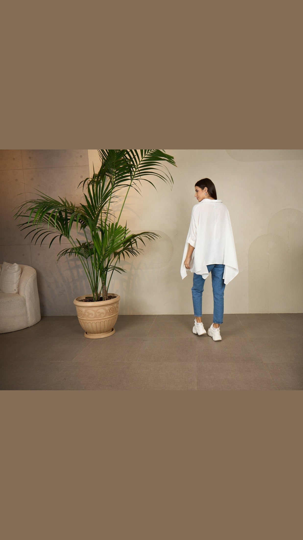 قميص نسائي كبير الحجم باللون الأبيض