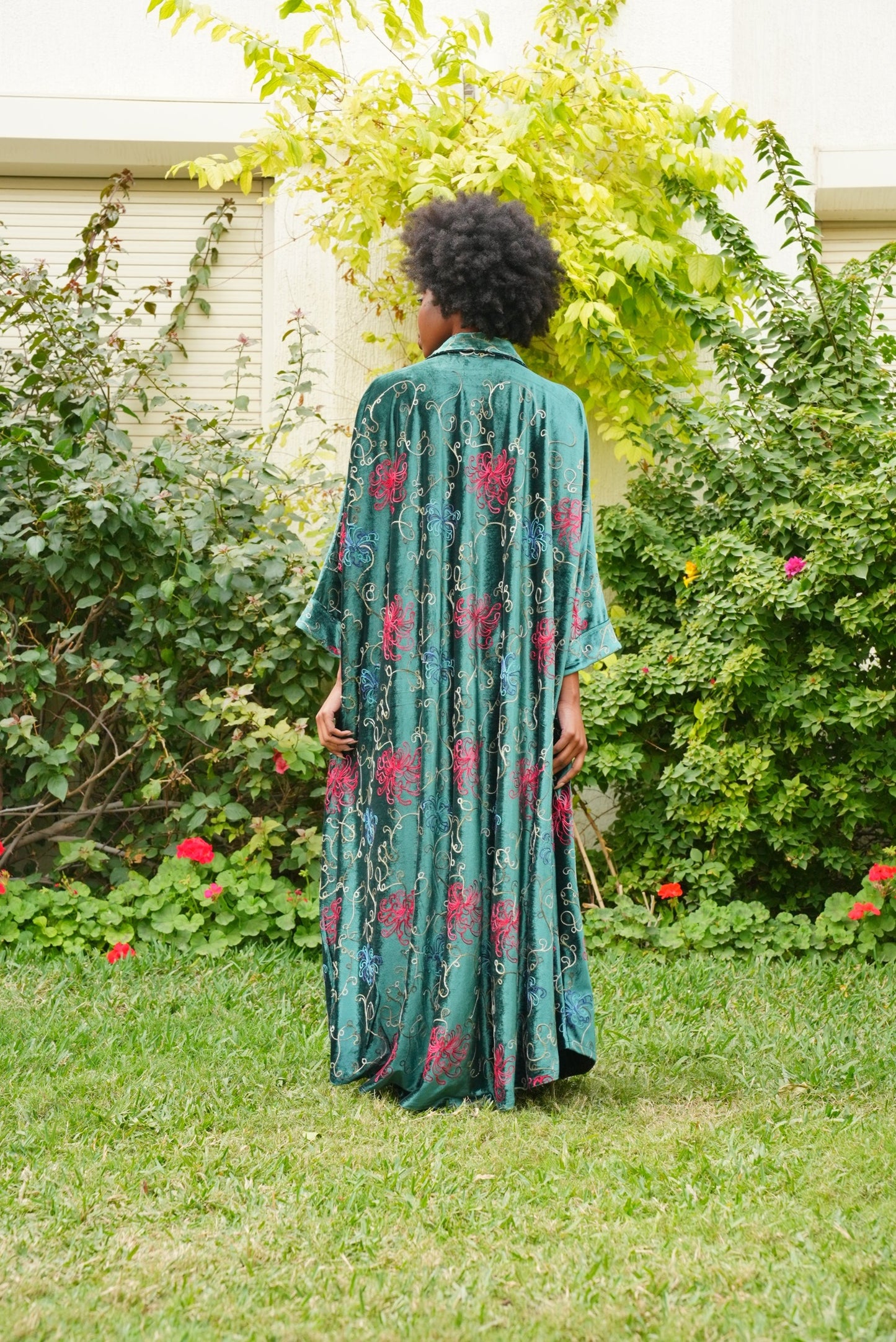 قفطان مخملي أخضر مطرز بالزهور