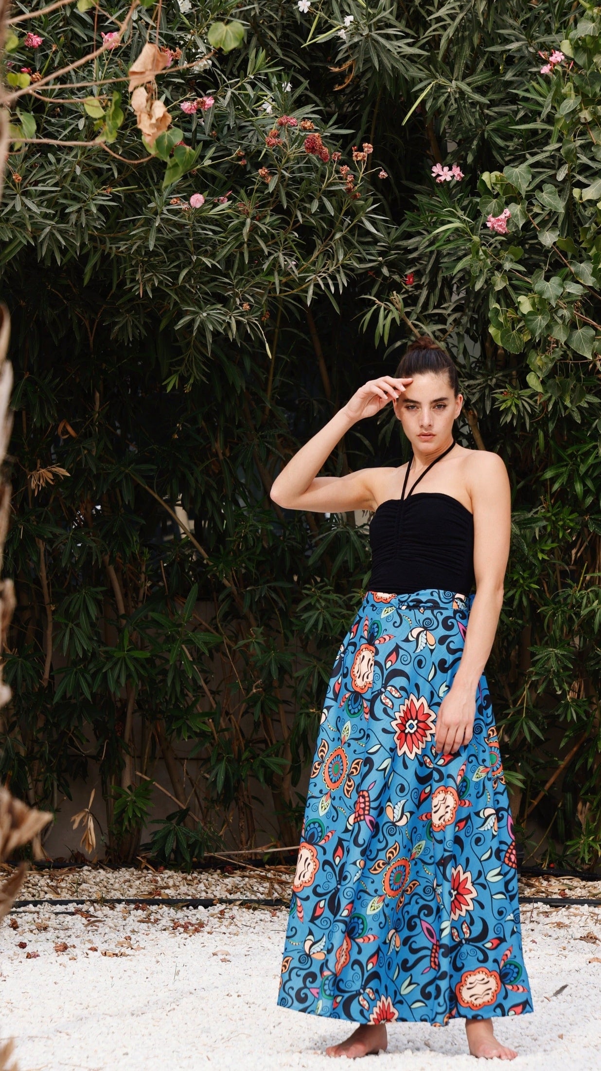 تنورة زرقاء وبرتقالية للشاطئ والمنتجع