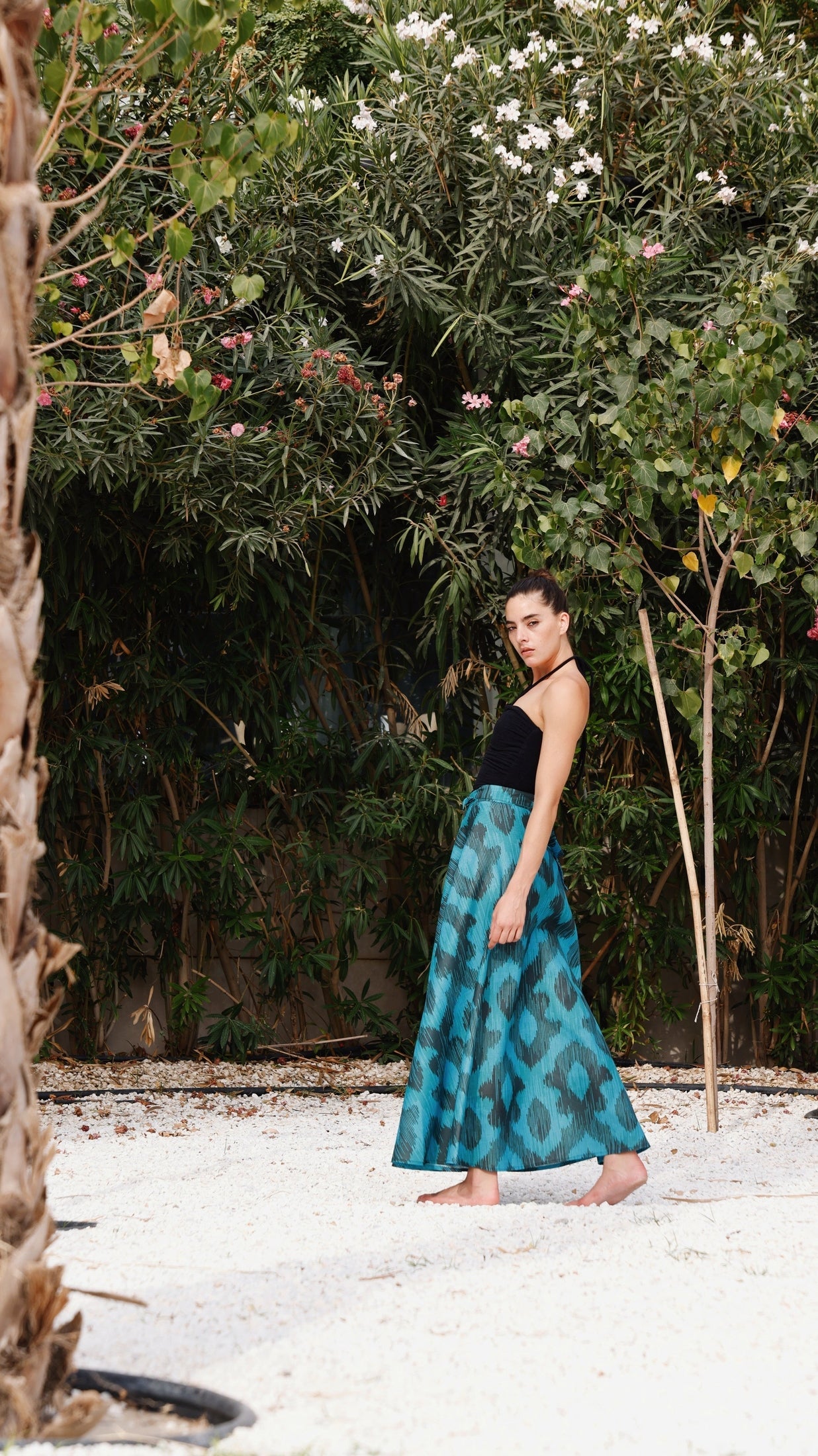 تنورة زرقاء وسوداء للشاطئ والمنتجعات