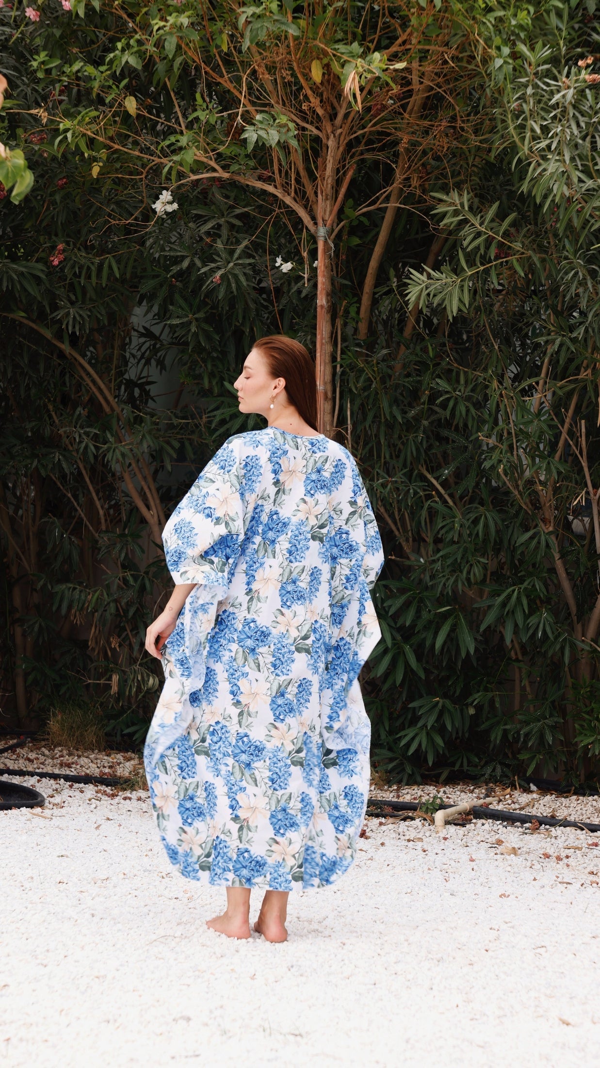 فستان أبيض وأزرق للشاطئ والمنتجع